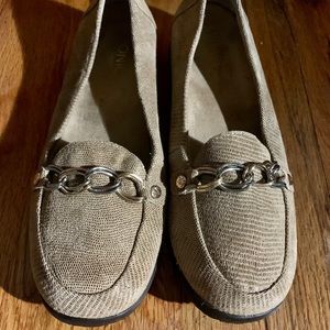 VIONIC ORTHAHEEL gently worn loafers. Size 8.